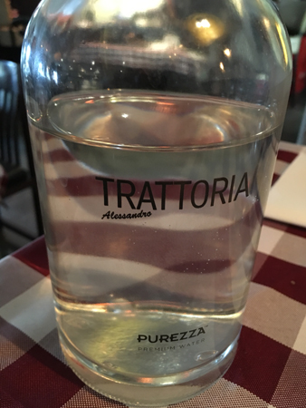 Vattenflaska hos Trattoria Alessandro
