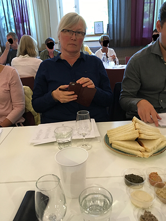 Anna spänd inför vinprovningen