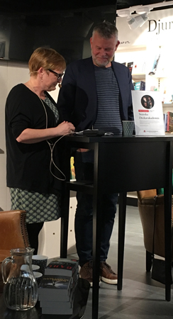 Arne Dahl blir intervjuad