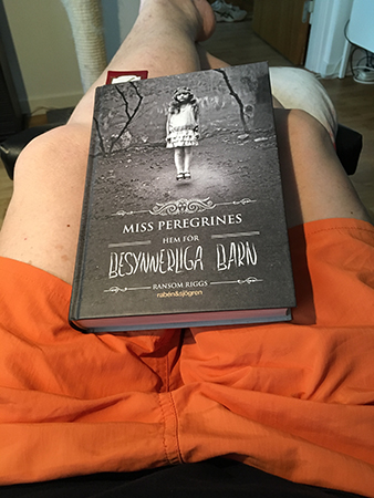 Orange shorts och boken Miss Peregrines hem för besynnerliga barn