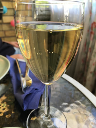 Ett glas Moncaro Verdicchio