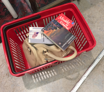 FEMs korg med böcker