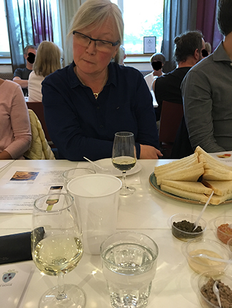 Snart provar Anna det första vita vinet