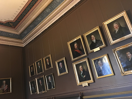 Tavlor med gubbar i Universitetshuset