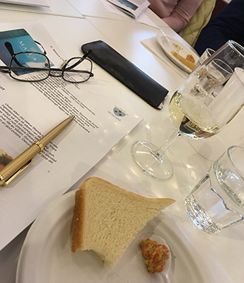 Tillbehör till vinprovningen penna glasögon sås bröd vatten