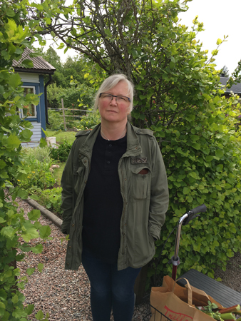 Anna vid portalen till Slottsträdgården