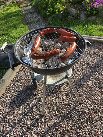 Korvar grillade på kolgrill