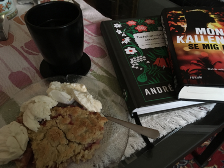 Annas rabarberpaj med glass kaffe och två böcker