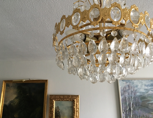 Kristalllampa och tavlor