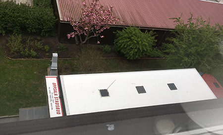 Stadsbudsbil utanför köksfönstret