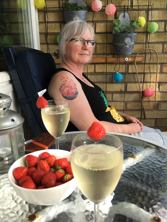 Anna med jordgubbar och bubbel på balkongen