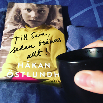 Boken Till Sara sedan bränns allt och kaffe på sängen