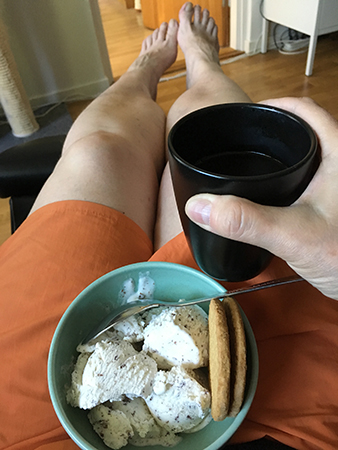 Glass, kaffe och orange shorts