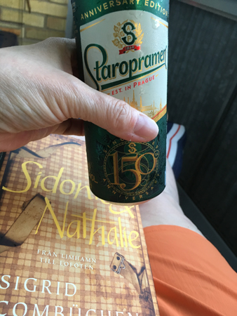 Kall öl boken Sidonie o Nathalie shorts på balkongen