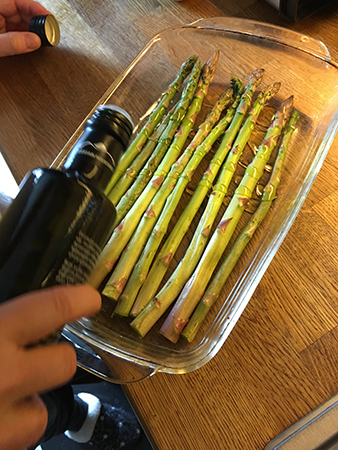 Olivolja på grön sparris