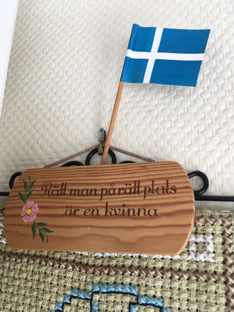 Skylt Rätt man på rätt plats är en kvinna