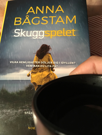 Boken Skuggspelet och kaffemugg