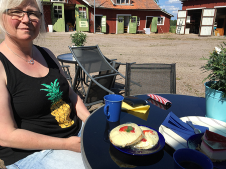 Anna fikar vid Emmaus