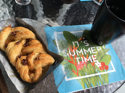 Pecanwienerbröd kaffe o servett its summertime