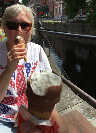 Anna äter glass vid ån