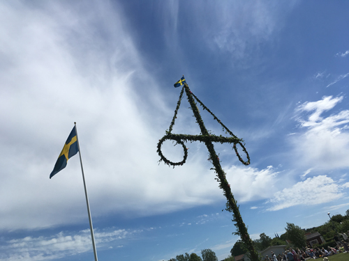 Svenska flaggan och midsommarstången