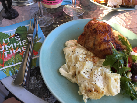 Grillad kyckling potatisgratäng och sallad