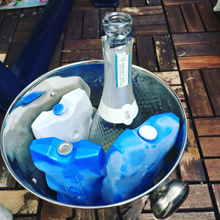 Bubbelflaskan i champagnehinken med kylklampar