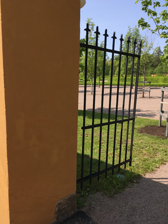 Grind in till Barockträdgården