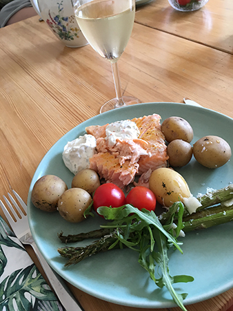 Lax med potatis sparris grönsaker vitt vin