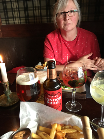 Anna äter kvällsmat på Churchill Arms