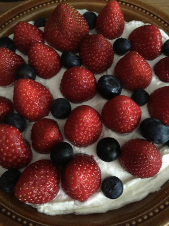 Tårtkaka med jordgubbar och blåbär