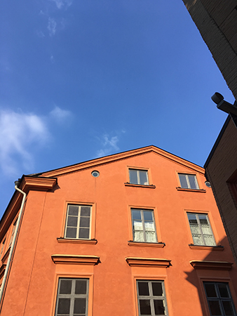 Rött hus och blå himmel på St Olofsgatan