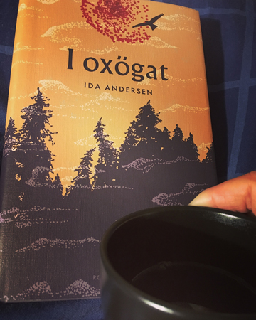 Boken I oxögat och kaffe på sängen