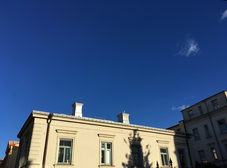 Vitt hus blå himmel