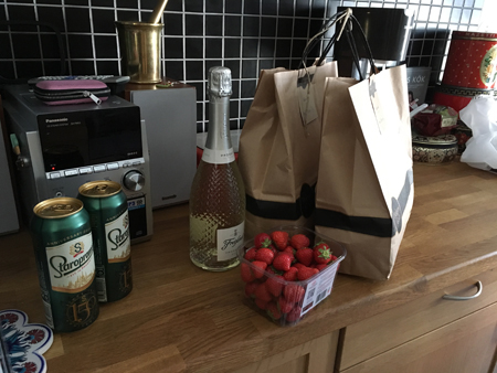 Helgens goda kassar öl bubbligt jordgubbar