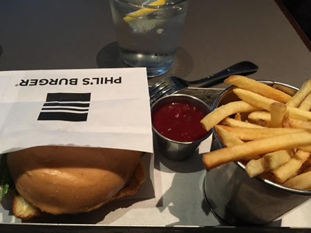 Halloumiburgare med strips och BBQsås