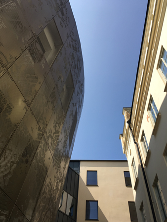 Humanistiska teatern exteriör inklämd mellan hus