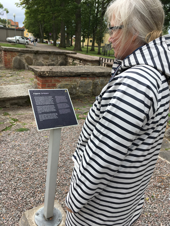 Anna läser om klosterruinerna