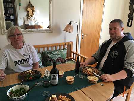 Anna och Johan vid middagsbordet hemma