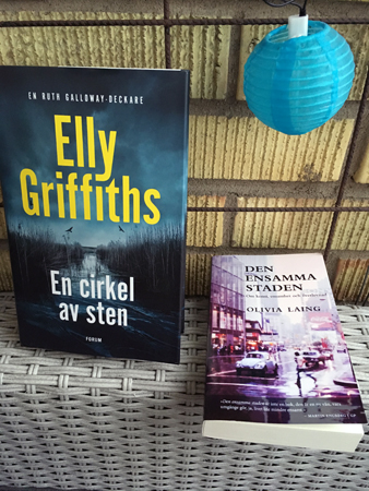 Böckerna En cirkel av sten och Den ensamma staden