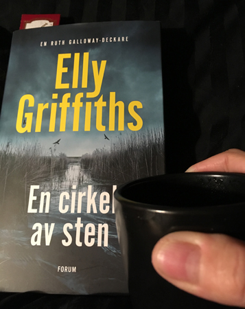 Boken En cirkel av sten och kaffe på sängen