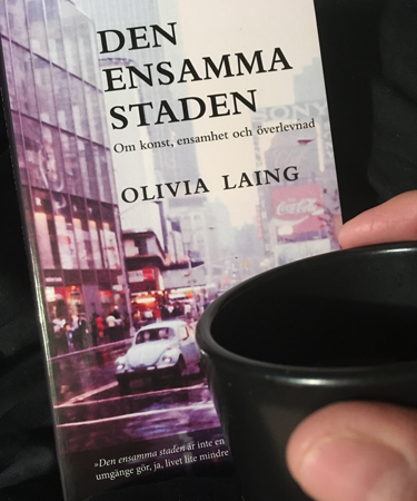 Den ensamma staden och kaffemugg
