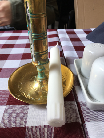 Ljus bredvid ljusstake