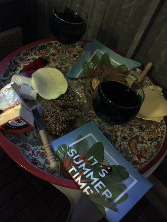 Ost kex och vin på balkongen