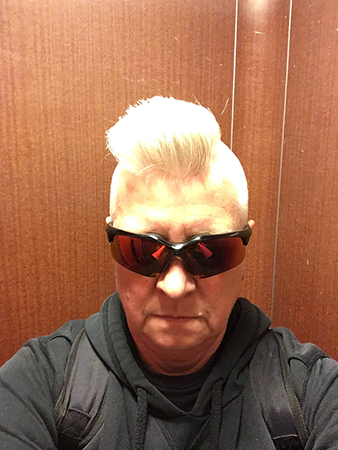 Selfie nyklippt i hissen