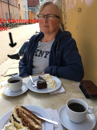 Anna och en främmande fot vid Café Linné