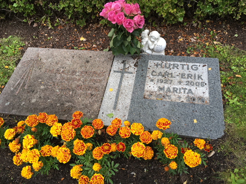 Graven med rosa rosor och ängeln