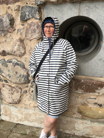 Anna i sin nya regnkappa vid Vadstena slott