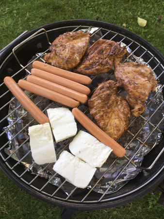 Kyckling kalkonkorv och halloumi på grillen