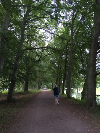 Anna promenerar längs kanalen